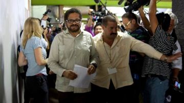 Iván Márquez, jefe negociador de las FARC, habla con los reporteros en las negociaciones de paz en Cuba.