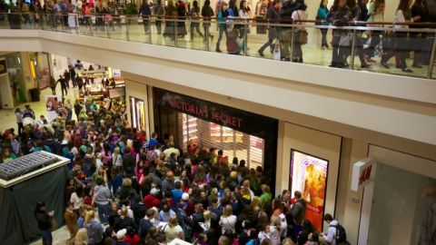 Los minoristas esperan que las aperturas anticipadas permitan aumentar las ventas en esta temporada de fin de año.