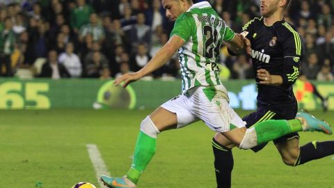 El Real Madrid pierde ante el Betis y se aleja del título.