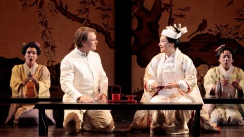 Brandon Jovanovich (como Pinkerton) y la soprano Oksana Dyka (como Cio-Cio-San) en la ópera de Giacomo Puccini.