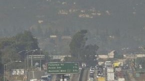 Aire contaminado en las cercanías de Walnut, California,  a lo largo de la autopista de Pomona.