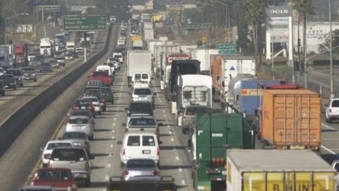 Aire contaminado en las cercanías de Walnut, California, a lo largo de la autopista de Pomona.