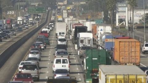 Aire contaminado en las cercanías de Walnut, California, a lo largo de la autopista de Pomona.