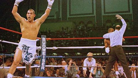Foto del 1997, en la que Hector "El Macho" Camacho celebra, luego de que el árbitro  "Sugar" Ray Leonard.