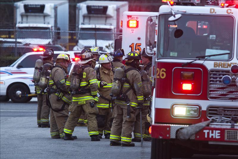 Un portavoz del Cuerpo de Bomberos dijo a la cadena CNN que el fuego comenzó mientras una cuadrilla de trabajadores realizaba tareas en las tuberías de ventilación y calefacción.