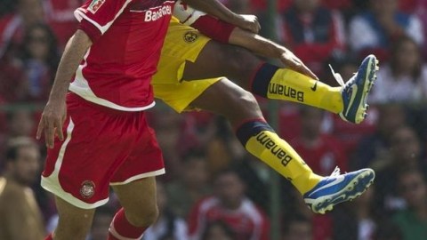 El jugador del Toluca, Edgar Dueñas (izq.), pelea con el balón con el jugador del América, Aquivaldo Mosquera.