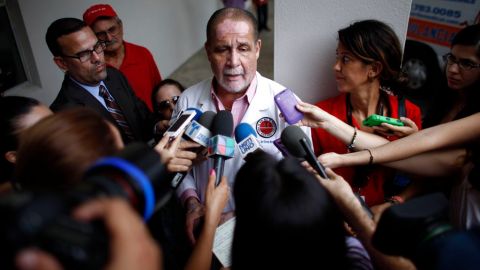 El doctor Ernesto Torres, director de la Administración de Servicios Médicos, cuando hablaba con la prensa la semana pasada sobre la condición de “Macho” Camacho.