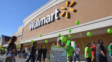 En 'viernes negro', activistas, líderes sindicales, empleados y simpatizantes protestaron afuera de Walmart San José para mejorar condiciones laborales.