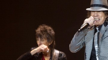 Mick Jagger (centro), Keith Richards, Ronnie Wood (izq.) y Charlie Watts (der.), el domingo por la noche en la O2 Arena de Londres.