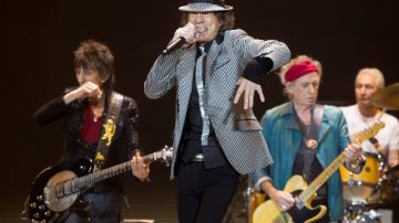 Mick Jagger (centro), Keith Richards, Ronnie Wood (izq.) y Charlie Watts (der.), el domingo por la noche en la O2 Arena de Londres.