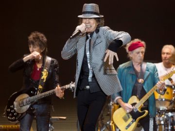 Mick Jagger (centro), Keith Richards, Ronnie Wood (izq.) y Charlie Watts (der.), el domingo por la noche en la O2 Arena de Londres.