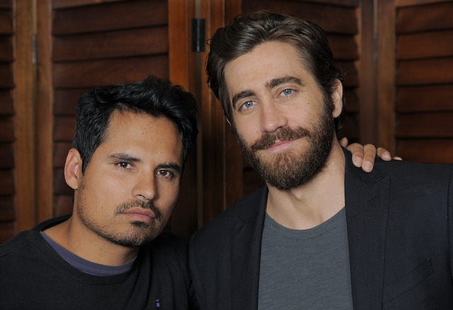 Michael Peña (izq.) acompaña a Jake Gyllenhaal en 'End of Watch'.