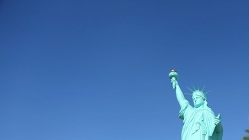 Una réplica de la estatua de la libertad afuera del ayuntamiento de la ciudad de El Monte.