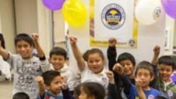 Martha Álvarez, del SEIU-UHW, ayuda a preparar familias para el plan de salud nacional.