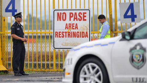 Agentes policiales vigilan el perímetro del aeropuerto de Ciudad de Panamá.
