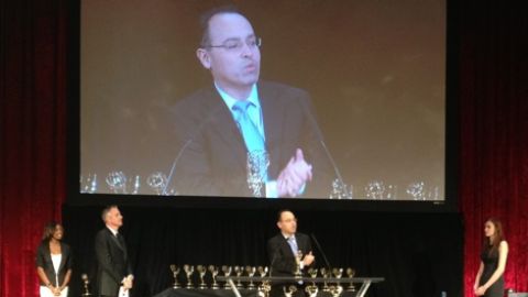 Edgar Vargas recibe premio Emmy por relatar historias sobre latinos con la serie televisiva local 'Ñ Beat'.