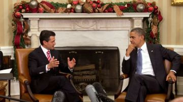 El presidente Barack Obama escucha al mandatario electo de México, Enrique Peña Nieto en la Casa Blanca.