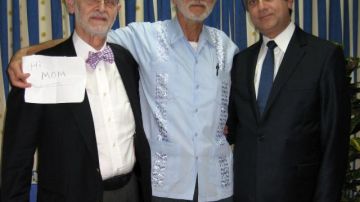 Alan Gross (c) posa sosteniendo un cartel durante una visita de Rabbi Elie Abadie y el abogado estadounidense James L. Berenthal en el hospital militar Finlay en La Havana, Cuba.