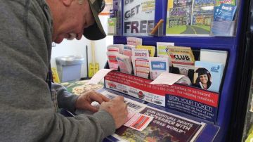 Muchos empleados estadounidenses dedicaron hoy su pausa en el trabajo para hacer fila en los quioscos y comprar un boleto de lotería.