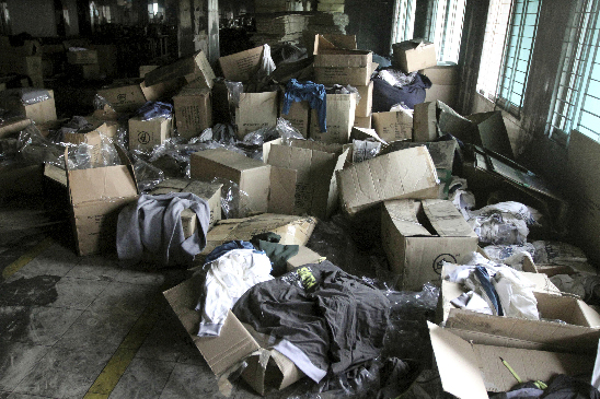 Cajas de ropa que quedaron después del incendio en la fábrica Tazreen Fashions Ltd.
