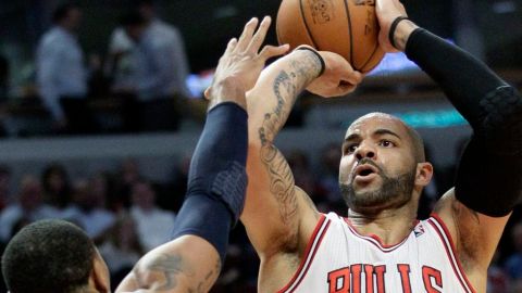 Los Bulls ganan a Mavericks con inspirada ofensiva de Deng.