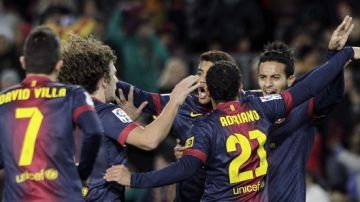 Los jugadores del Barcelona celebran el segundo gol de Adriano en la victoria por 3-1 sobre el Levante.
