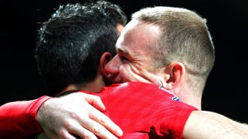 Wayne Rooney (der.) y Robin  Van Persie festejan el tanto de United.