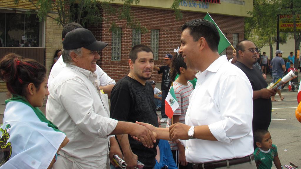 El mexicano y demócrata Juan Ochoa  tiene su propia agencia de relaciones públicas con oficinas en Chicago y Ciudad de México.