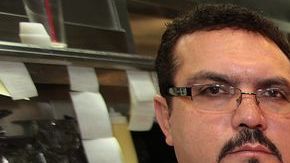 Vicente Ortíz, dueño de Don Chente's y El Pescador, habla del impacto de la pandemia en los restaurantes de Los Ángeles. (Aurelia Ventura/La Opinión).