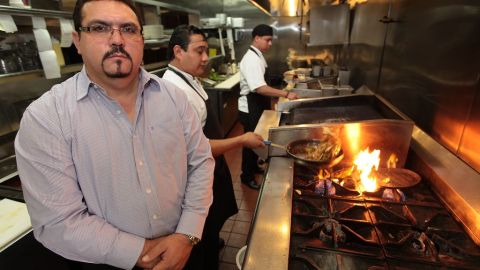 Vicente Ortíz, dueño de Don Chente's y El Pescador, habla del impacto de la pandemia en los restaurantes de Los Ángeles. (Aurelia Ventura/La Opinión).
