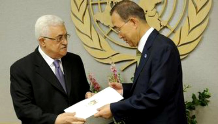 El presidente de la Autoridad Nacional Palestina (ANP), Mahmud Abás, (i), entrega al secretario general de la ONU, Ban Ki-moon, la solicitud  de adhesión de Palestina.