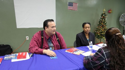 Empleados de USCIS explican a residentes del Valle, en California, el proceso para la naturalización.