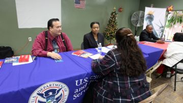 Empleados de USCIS explican a residentes del Valle, en California, el proceso para la naturalización.