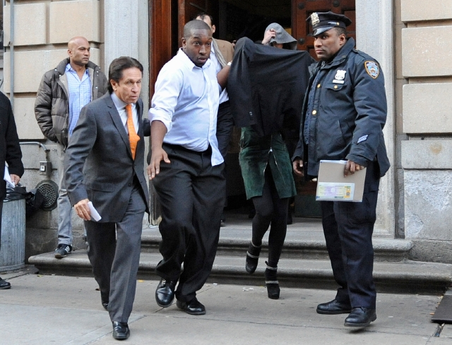 Lindsay Lohan ayer tras salir de una comisaría en Nueva York donde pasó encerrada unas horas.