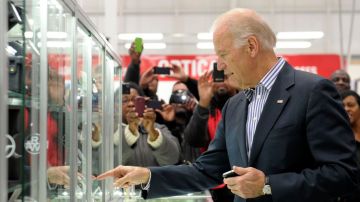 El vicepresidente Joe Biden fue de compras el jueves a una tienda de la cadena Costco.