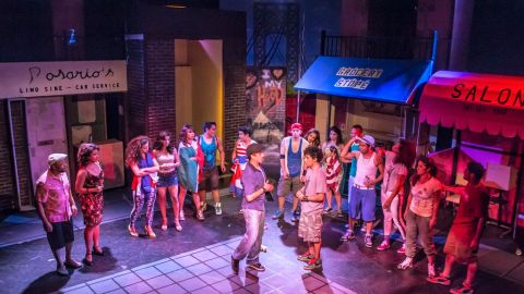 “In the Heights” cuenta la historia de Usnavi, un dueño de una bodega (mercadito) que es el corazón del vecindario poblado por vecinos que se quieren como si fueran parte de una misma familia.