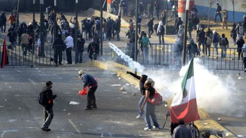 Manifestantes se enfrentan con la policía.
