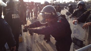 Policías federales lanzaron gas lacrimógenos hacia los manifestantes.