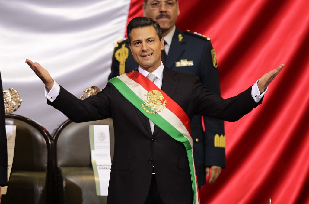 El mandatario de México, Enrique Peña Nieto, se ciñe la banda presidencial durante su investidura.