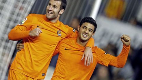 El delantero mexicano de la Real Sociedad Carlos Vela celebra con su compañero Imanol el quinto gol de su equipo en el partido contra el Valencia.