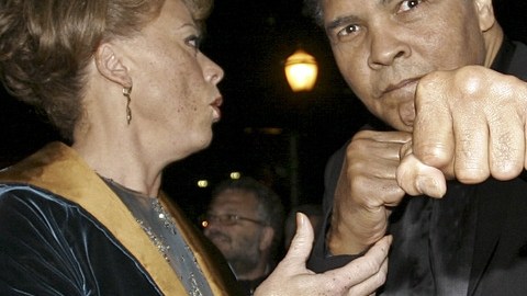 Alí, quien sufre la enfermedad de Parkinson, recibió una fuerte ovación de los convencionistas tras recibir el tributo.