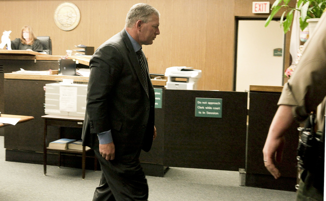 Lenny Dykstra hace su entrada a una corte de Los Ángeles.