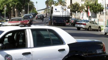 La Policía de Los Angeles busca pistas en torno a los asesinatos en Northridge.