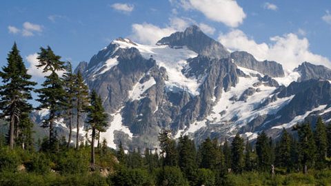 La nieve acumulada en las montañas de Sierra Nevada proporciona agua potable a las ciudades cercanas.