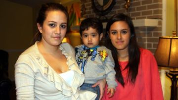 Las hermanas Cristina (izq.) (con su hijo Sebastián) y Alejandra Tzitzios, hijas del uruguayo Miguel Ángel Tzitzios, exestrella del fútbol ecuatoriano que enfrenta una deportación.