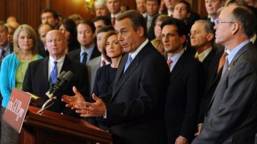 El presidente de la Cámara de Representantes de EEUU, el republicano John Boehner (c), habla con los medios de comunicación en Washington.