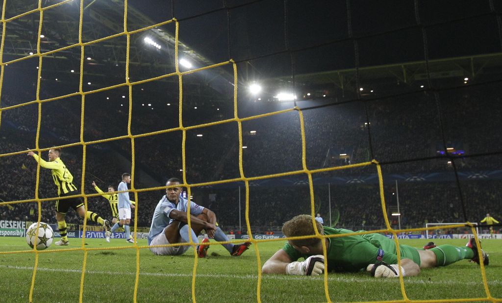 La participación del Manchester City en la Champions es un fracaso total, mientras el PSG y Schalke califican.