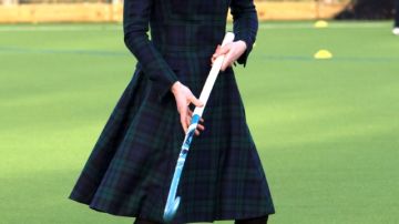 La Duquesa de Cambridge el pasado viernes jugando a hockey.