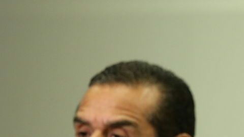 Antonio Villaraigosa, alcalde de Los Ángeles y Charlie Beck, Jefe de LAPD (d), durante la conferencia de prensa donde se anunció la captura de los sospechosos del crimen de Northridge.