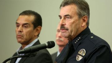 Antonio Villaraigosa, alcalde de Los Ángeles y Charlie Beck, Jefe de LAPD (d), durante la conferencia de prensa donde se anunció la captura de los sospechosos del crimen de Northridge.